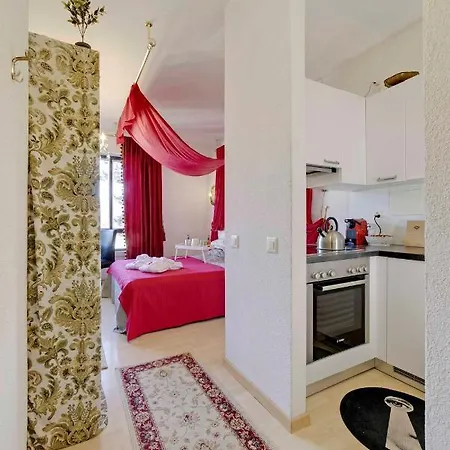 Lejlighed Romantic Loft With Outside Swimming Pool, 400m From Station *